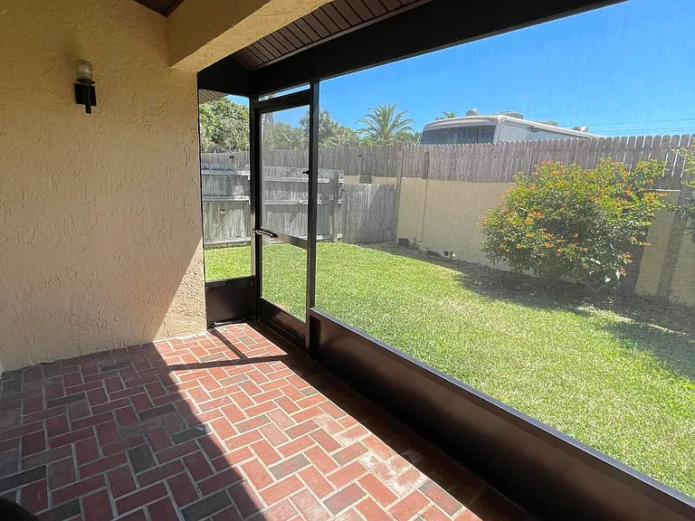 613 Manatee Dr — Photo 30
