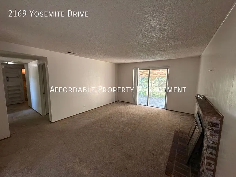 2169 Yosemite Dr — Photo 2