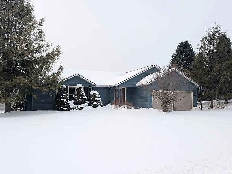 510 Emann Dr — Photo 1