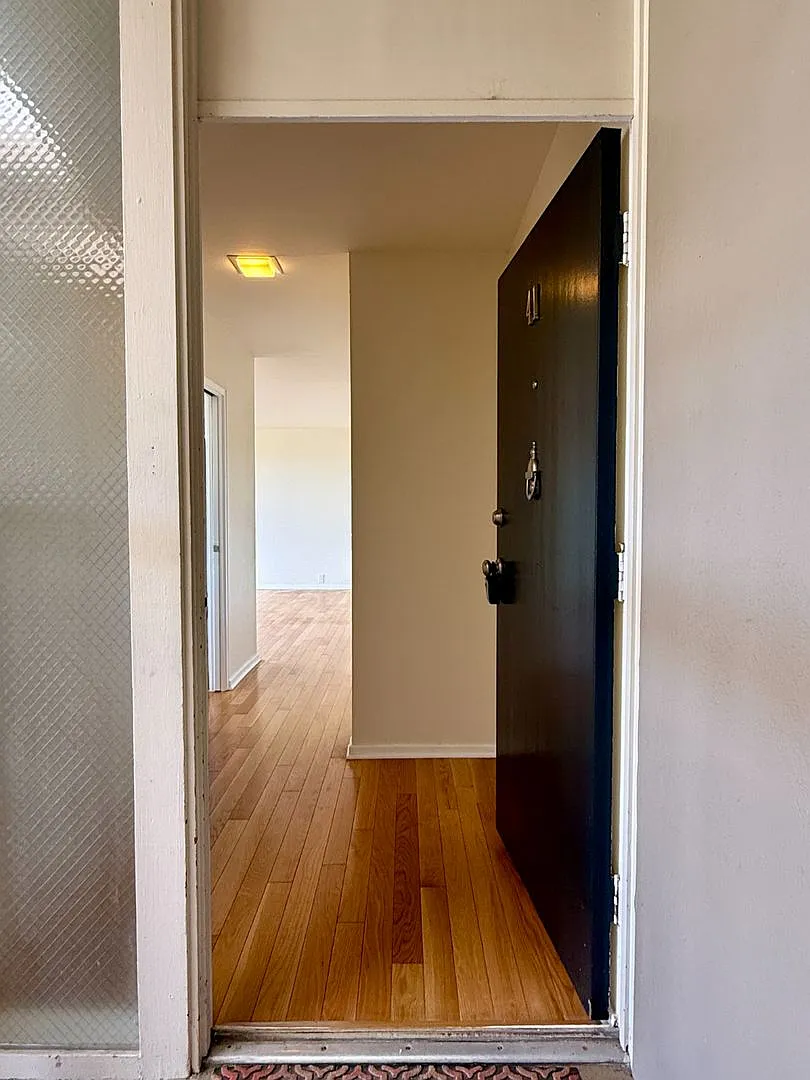 3 bedroom, 2 bathroom top floor corner unit with amazing views for rent! — Photo 3