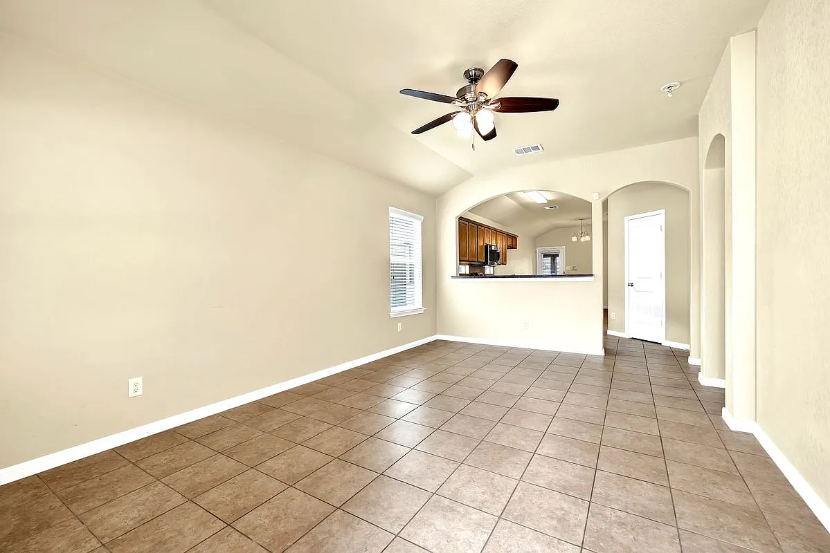 3 bed, 2.0 bath, 1220 sqft, $1,776 — Photo 4
