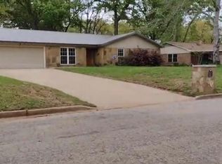 205 Sandflat Pl, Palestine, TX 75803