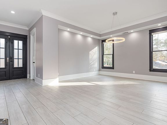 4th image of 2804 Skyland Dr NE