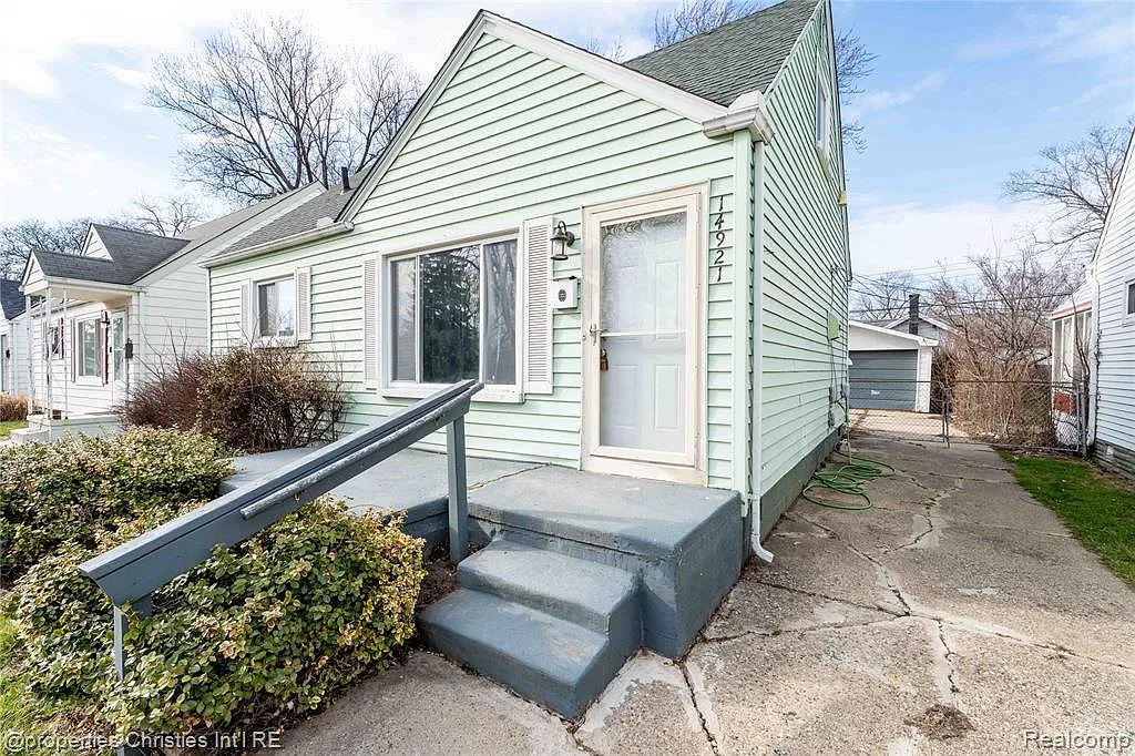 3 bed, 1.0 bath, 910 sqft, $1,400 — Photo 3