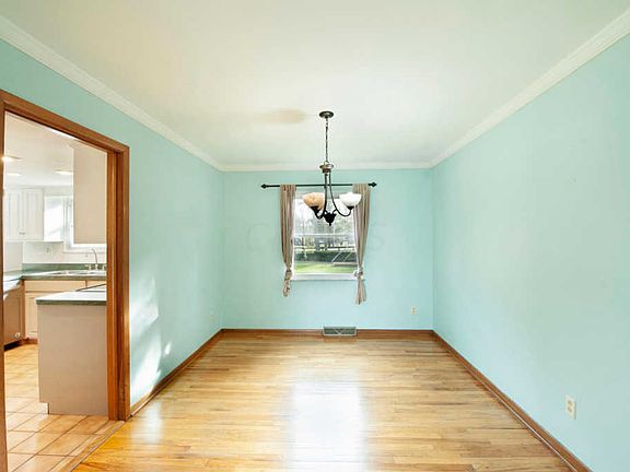 5th image of 285 Heischman Ave