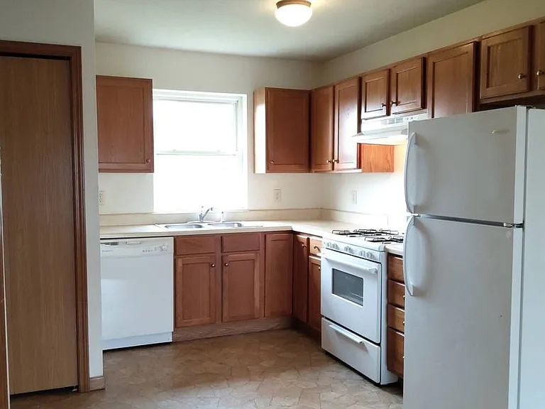 279 Woodridge Ct — Photo 3