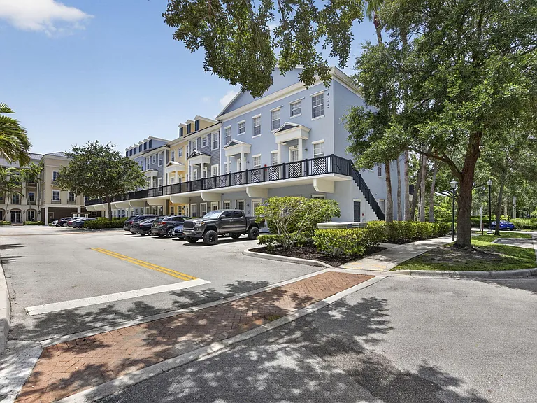 425 Greenwich Cir #204 — Photo 3