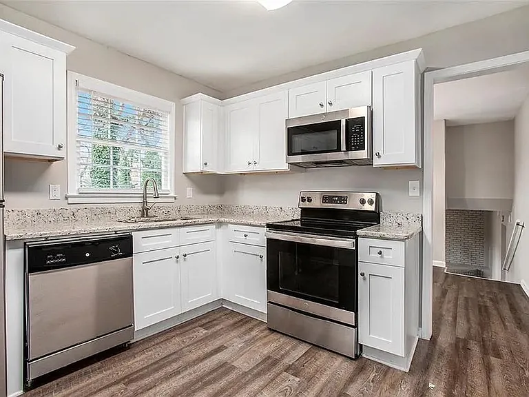 2625 Crestdale Cir SE — Photo 2
