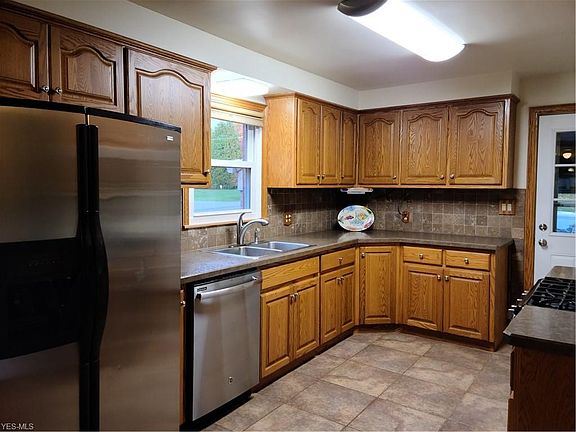 4th image of 2329 Parkway Dr