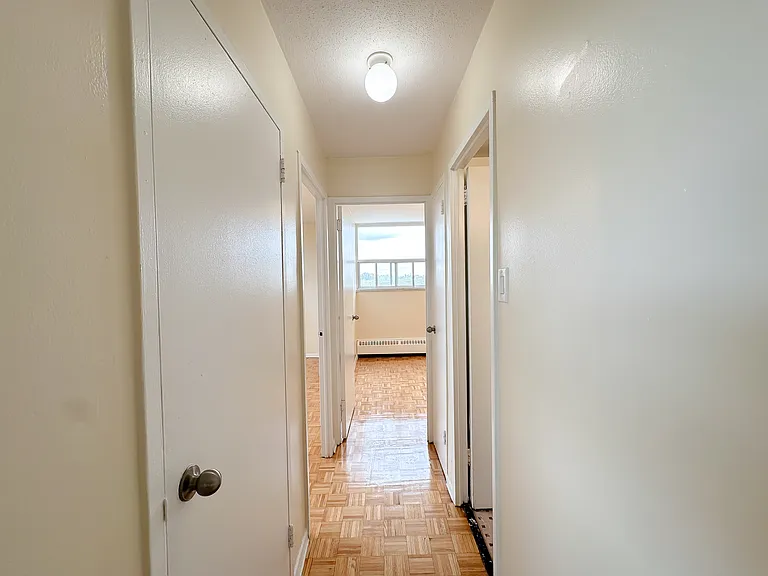 25 Paisley Blvd W — Photo 7