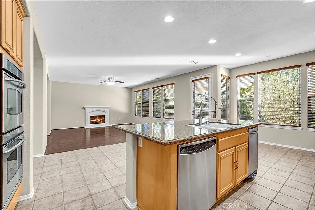 3 bed, 2.5 bath, 2449 sqft, $4,900 — Photo 3