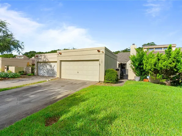 123 Santa Fe Dr, Rockport, TX 78382