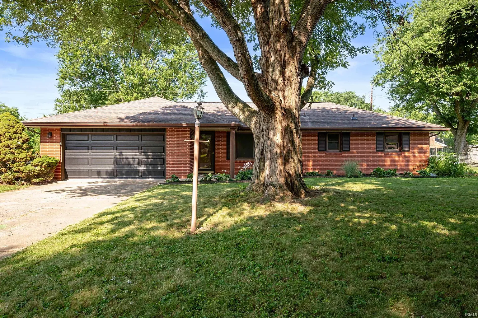 2209 N Roxbury Ln photo 1