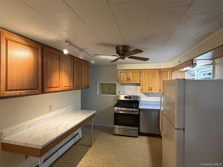 1390 Kings Hwy — Photo 8