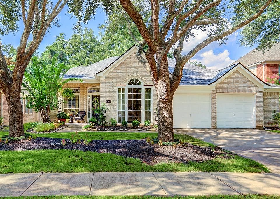 Beautiful 3/2/2 on a quiet tree-lined street in Sienna with wood and tile floors throughout, raised ceilings, soft neutral and decorator paint, generous room sizes, and stunning natural light.