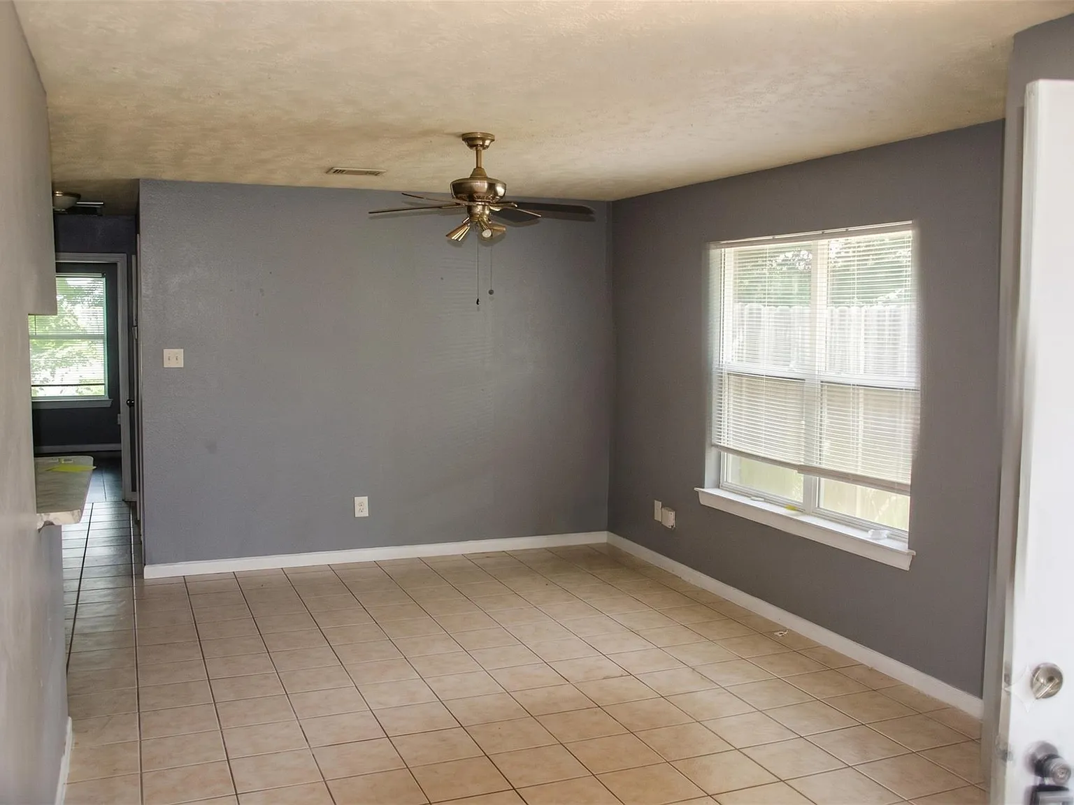 3 bed, 1.0 bath, 1188 sqft, $1,400 — Photo 3