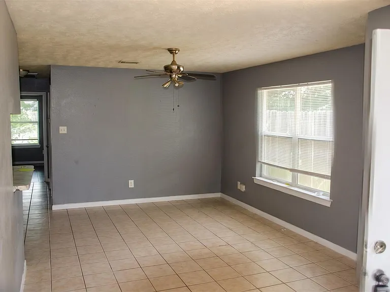 306 Willowick St — Photo 3