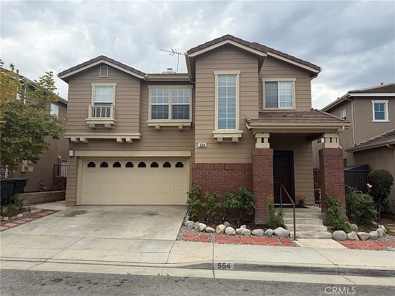 554 Robins Pl — Photo 1
