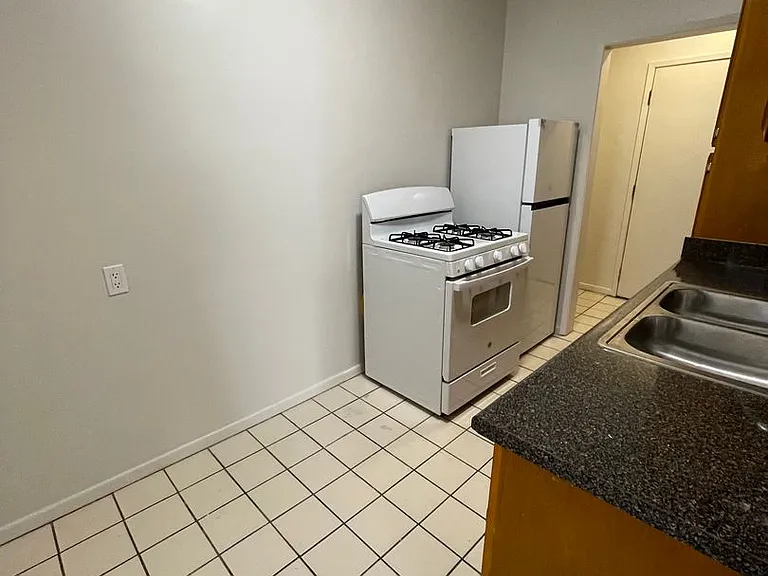 Centinela Apartments — Photo 29
