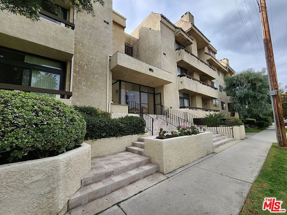 2 bed, 2.5 bath, 2343 sqft, $5,495 — Photo 2