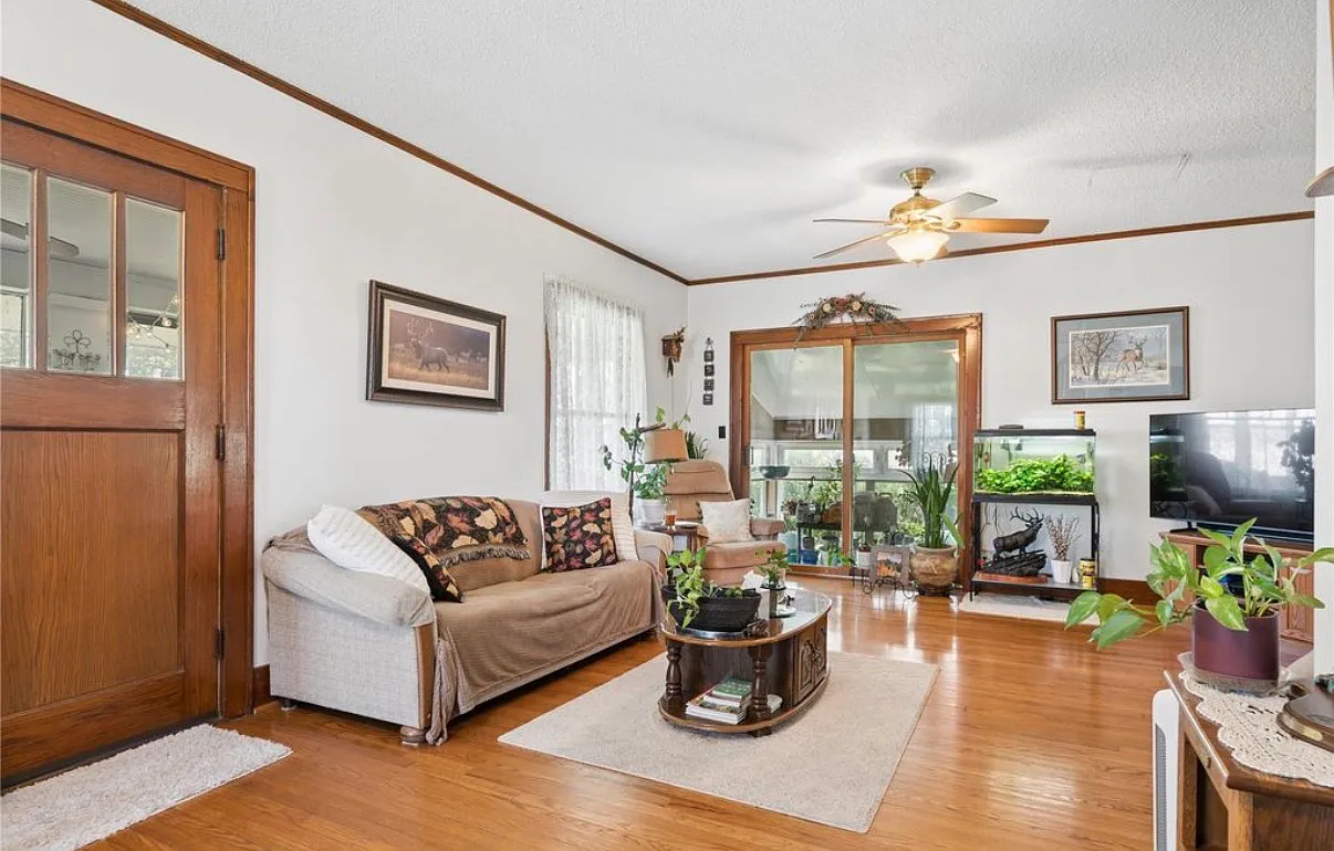 4 bed, 2385 sqft, $2,500 — Photo 1