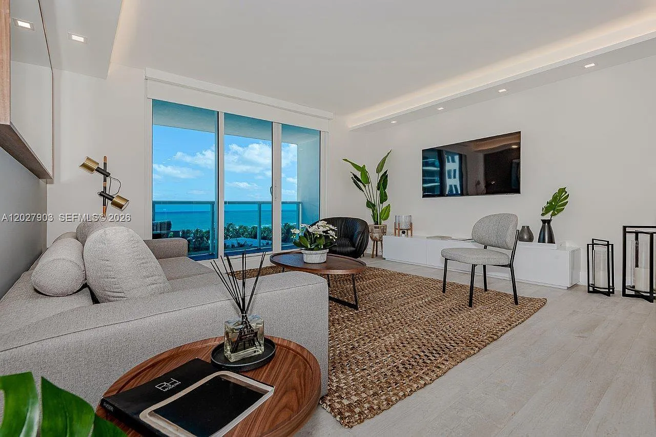 Roney Palace Condo — Photo 2