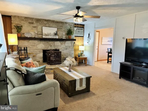 7 Hay Rd, Levittown, PA 19056