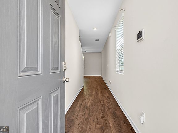 4th image of 122 Silver Birch Pass