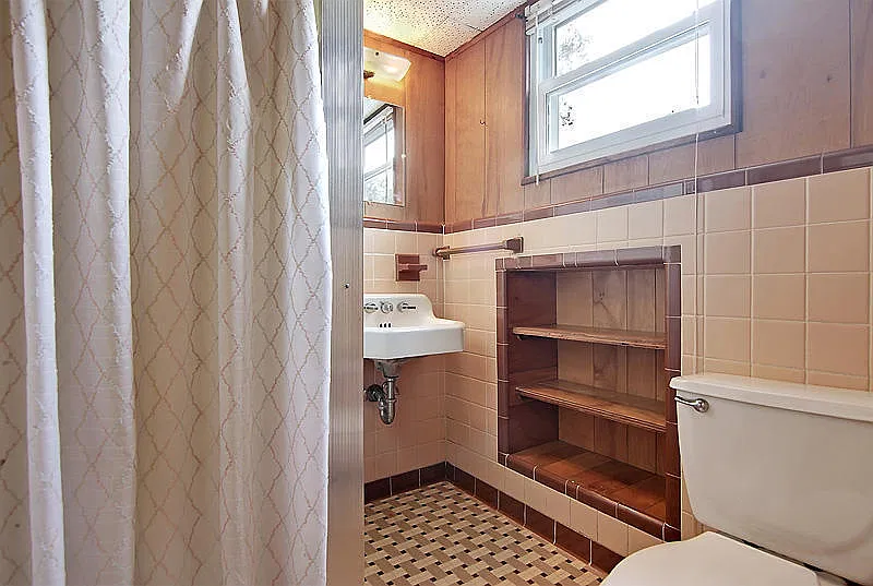 Large brick home — Photo 3