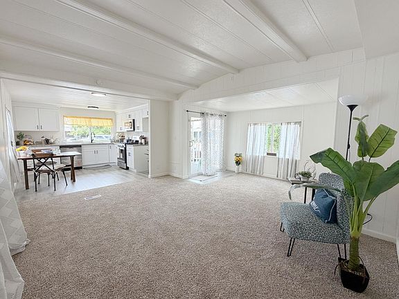 4th image of 18 Commodore Ln #18