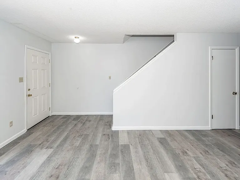 120 Colonial Ct — Photo 6