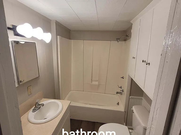 217 N Railroad St — Photo 3