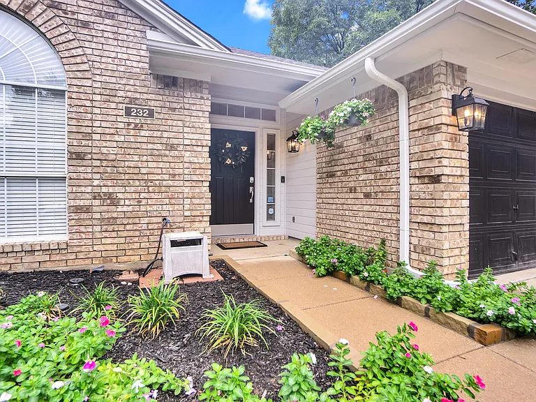 232 Brittany Dr — Photo 2