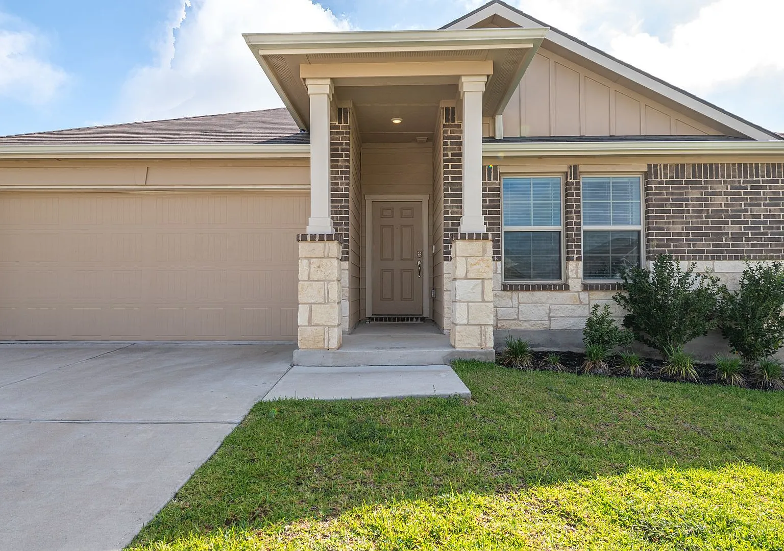 Beautiful 3 Bed/2 Bath Smart Home! Available for Immediate Move in! — Photo 3