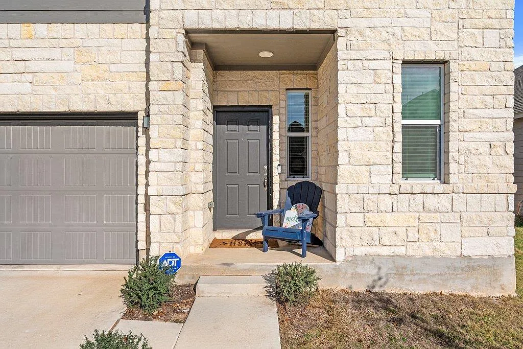 5 bed, 3.5 bath, 2556 sqft, $3,100 — Photo 3