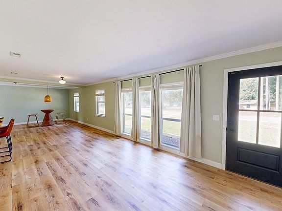 5th image of 300 Woodland Dr