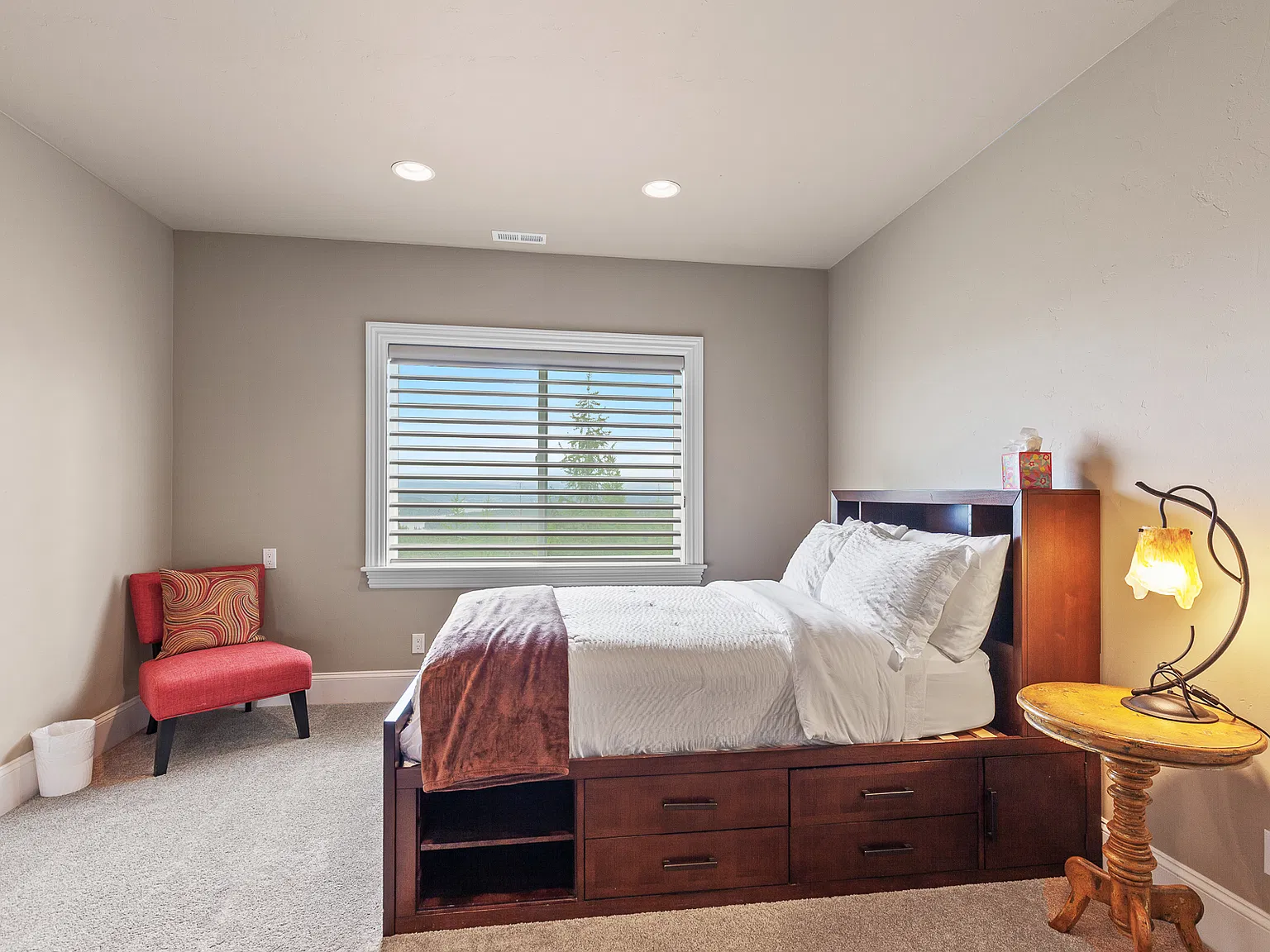 6 bed, 5.5 bath, 6250 sqft, $6,500 — Photo 1
