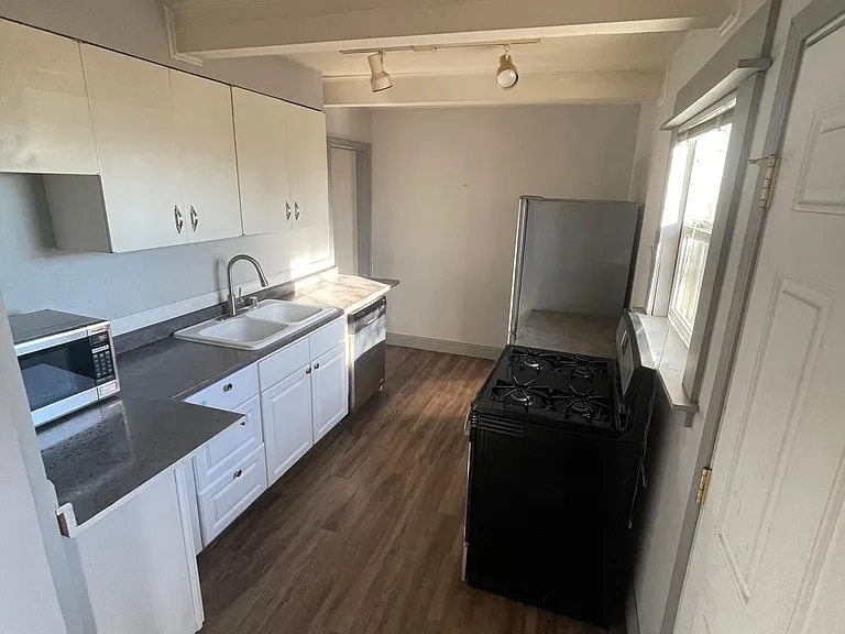 1752 Stratford Dr — Photo 5
