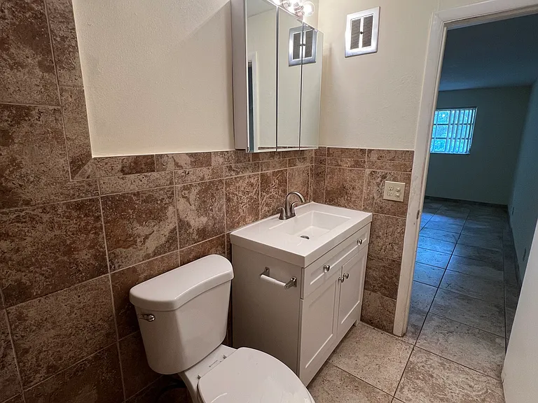 2738 NE 30th Pl #13 — Photo 13