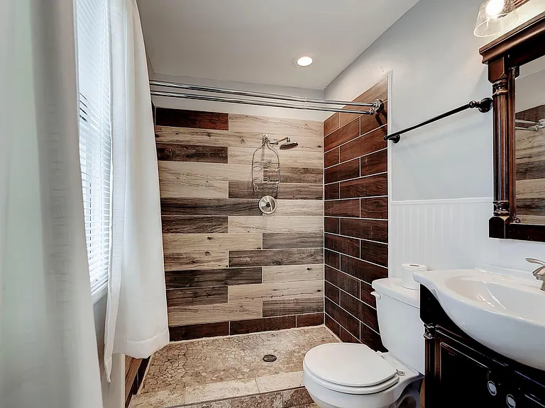 4449 Kingsley Dr — Photo 17