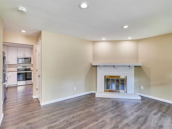 4th image of 2433 Country Wood Dr