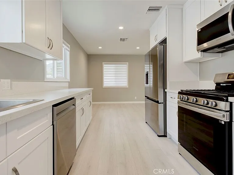 10935 Nassau Ave — Photo 10
