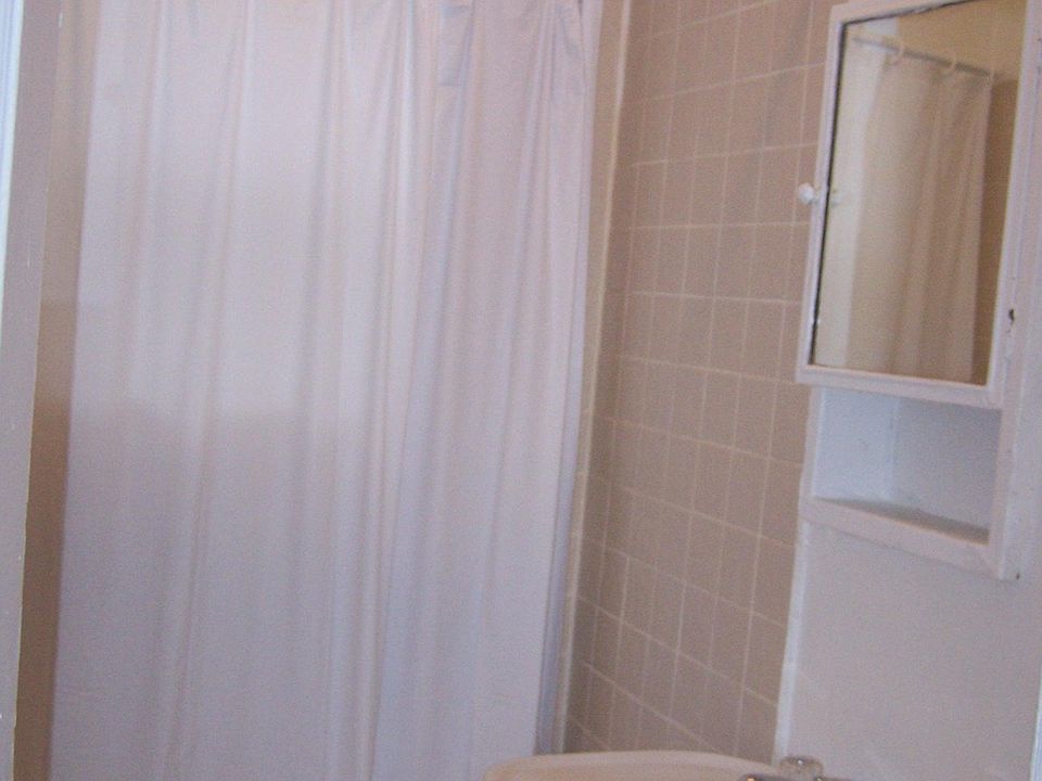2nd image of 1528 W Pratt Blvd APT 205