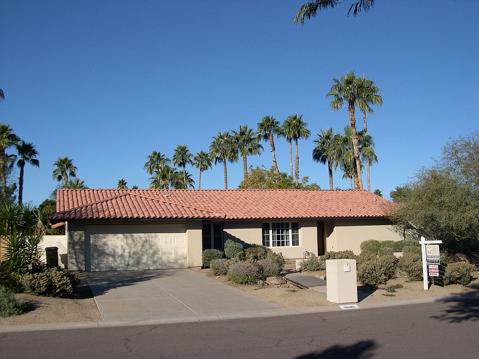Smooth stuccoed exterior w/flagstone walkway