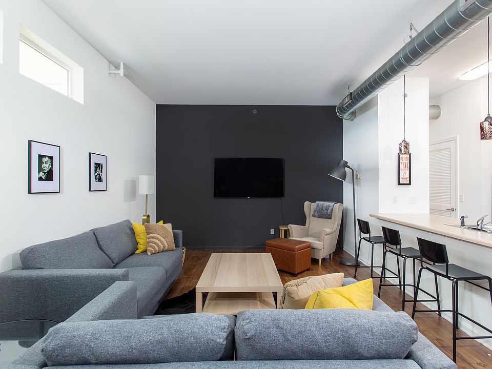 Exposed Duct work and 10ft Ceiling... Versatile Design Options