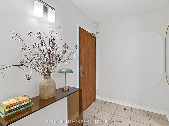 3rd image of 914 Yonge St #1603