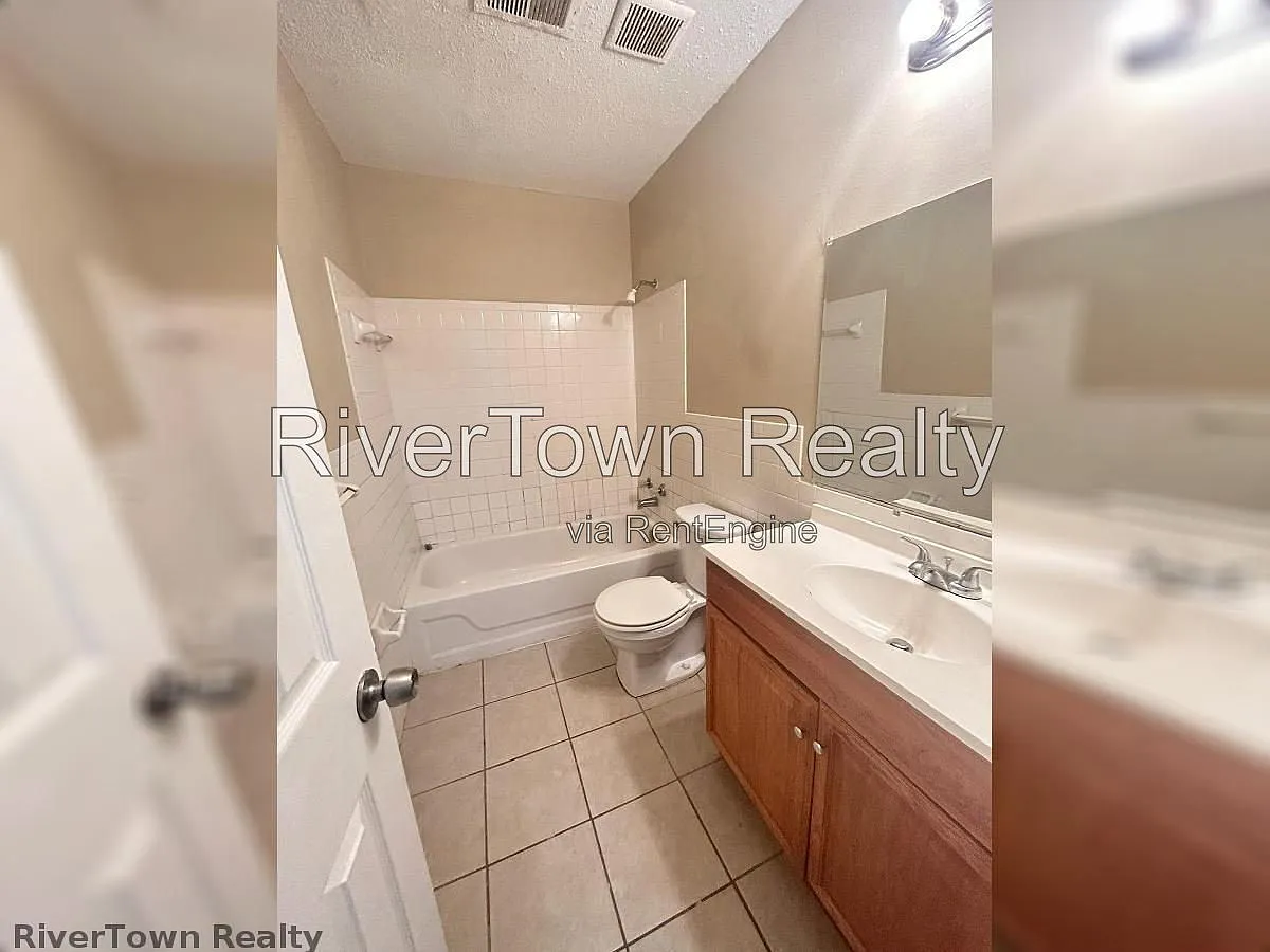 2 bed, 1.5 bath, 1292 sqft, $1,095 — Photo 3