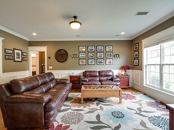 3rd image of 605 Excalibur Ct