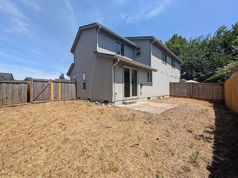 484 Helen St — Photo 24