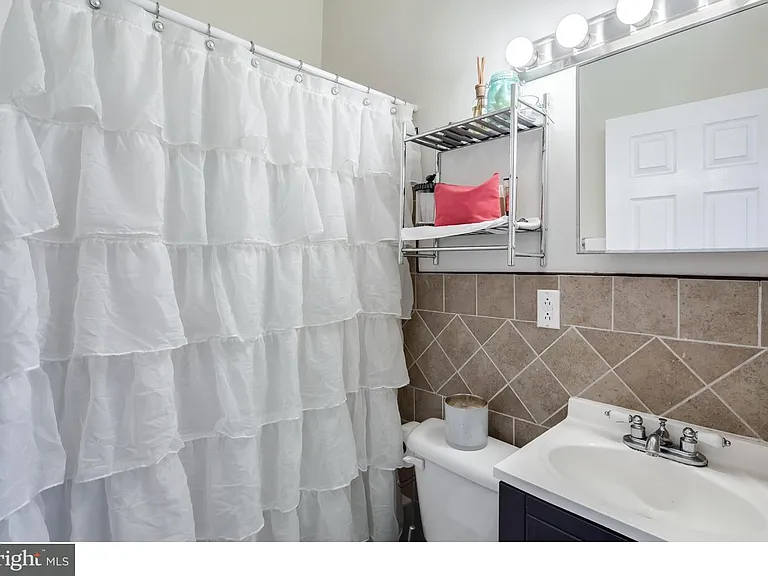 Hall full bathroom